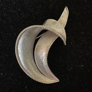 👉*VTG* 60s CROWN TRIFARI MODERNIST SWIRL LEAF BROOCH